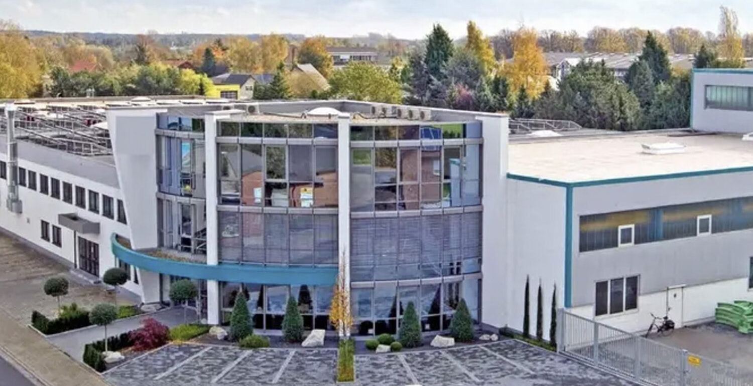 Das Bild zeigt ein Bürogebäude.