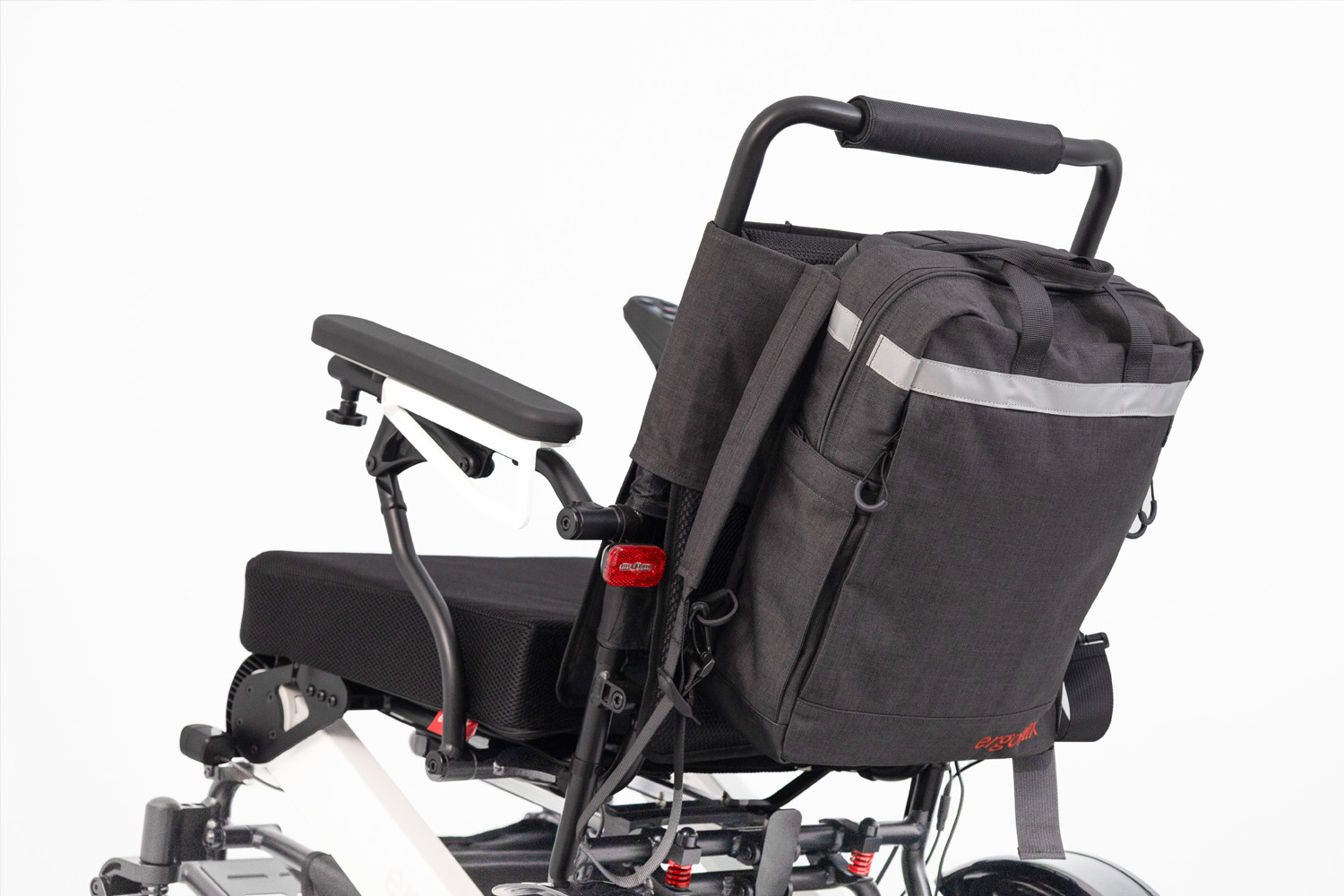 Das Foto zeigt einen ergoflix-Rollstuhl von hinten, an dem der Rollstuhlrucksack von ergoflix angebracht ist.